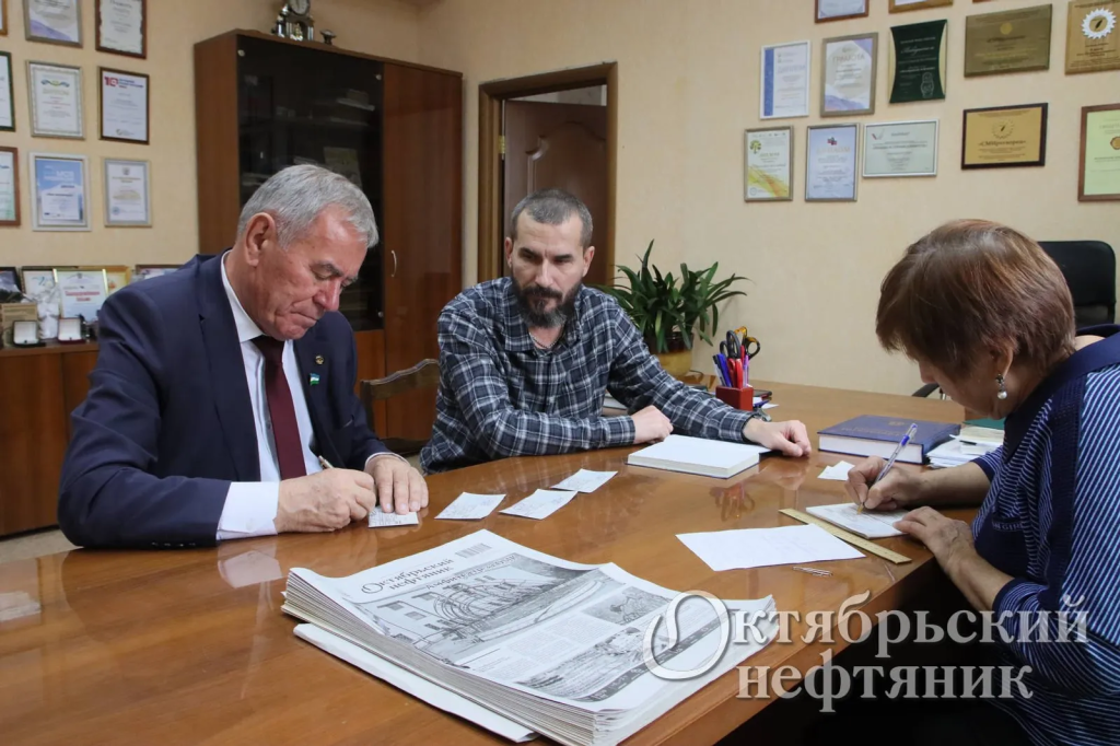 В Октябрьском депутат оформил жителям подписку на городскую газету