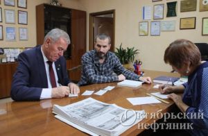 В Октябрьском депутат оформил жителям подписку на городскую газету